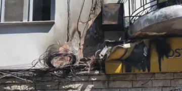 Shkëndija elektrike shkakton zjarr pranë Postës në Gjirokastër, stakohet energjia në gjithë qytetin