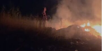 Gjirokastër, zjarri përfshin një sipërfaqe toke brenda qytetit