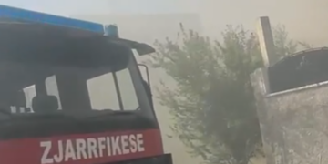 Zjarri në Shkozet shkakton kaos në Durrës, lë gjysmën e qytetit pa energji elektrike