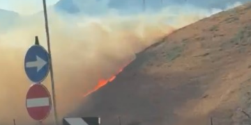 Zjarr në Llaman të Himarës, flakët përfshijnë kodrat e zonës