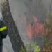 Përshkallëzohet zjarri në Zvërnec, rrezik për banesat dhe bizneset