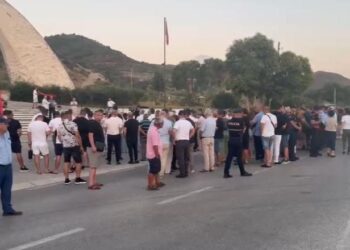 Harta e re/ Banorët e Selenicës ngrihen në protestë kundër shkrirjes së bashkisë