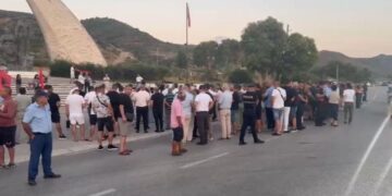Harta e re/ Banorët e Selenicës ngrihen në protestë kundër shkrirjes së bashkisë