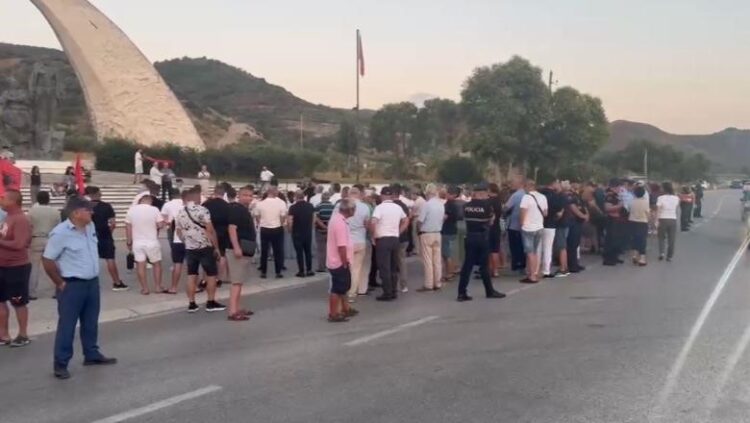 Harta e re/ Banorët e Selenicës ngrihen në protestë kundër shkrirjes së bashkisë