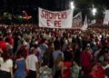 Pas fjalimeve para Kryeministrisë, protestuesit nisin marshimin në rrugët e Tiranës: Rama, jepe dorëheqjen!
