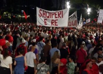 Pas fjalimeve para Kryeministrisë, protestuesit nisin marshimin në rrugët e Tiranës: Rama, jepe dorëheqjen!