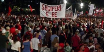 Pas fjalimeve para Kryeministrisë, protestuesit nisin marshimin në rrugët e Tiranës: Rama, jepe dorëheqjen!