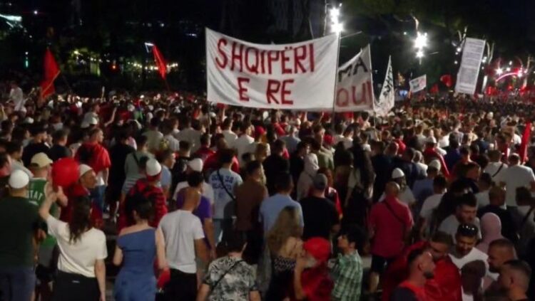 Pas fjalimeve para Kryeministrisë, protestuesit nisin marshimin në rrugët e Tiranës: Rama, jepe dorëheqjen!