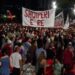 Pas fjalimeve para Kryeministrisë, protestuesit nisin marshimin në rrugët e Tiranës: Rama, jepe dorëheqjen!