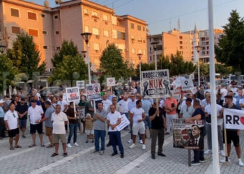 “Territorialja”/ Protestë në Rrogozhinë kundër bashkimit me Kavajën