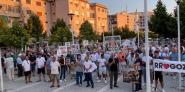 “Territorialja”/ Protestë në Rrogozhinë kundër bashkimit me Kavajën