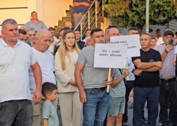 Protesta e dytë në Klos kundër shkrirjes së bashkisë, qytetarët kritikojnë deputetin Agron Malaj që s’i mbështet