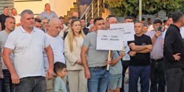 Protesta e dytë në Klos kundër shkrirjes së bashkisë, qytetarët kritikojnë deputetin Agron Malaj që s’i mbështet