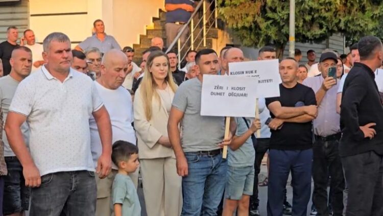 Protesta e dytë në Klos kundër shkrirjes së bashkisë, qytetarët kritikojnë deputetin Agron Malaj që s’i mbështet