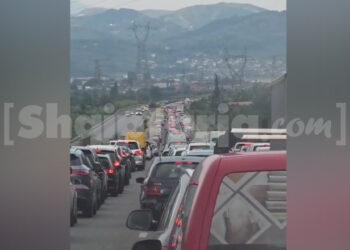 Trafik i rënduar në autostradën Tiranë-Elbasan, varg kilometrik automjetesh