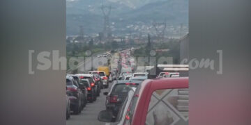 Trafik i rënduar në autostradën Tiranë-Elbasan, varg kilometrik automjetesh