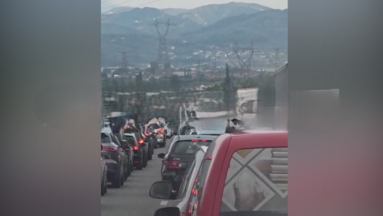 Trafik i rënduar në autostradën Tiranë-Elbasan, varg kilometrik automjetesh