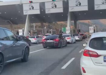 Shqiptarët e Kosovës kthehen në bregdetin tonë, fluks i lartë në Morinë