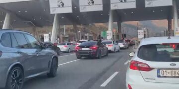 Shqiptarët e Kosovës kthehen në bregdetin tonë, fluks i lartë në Morinë
