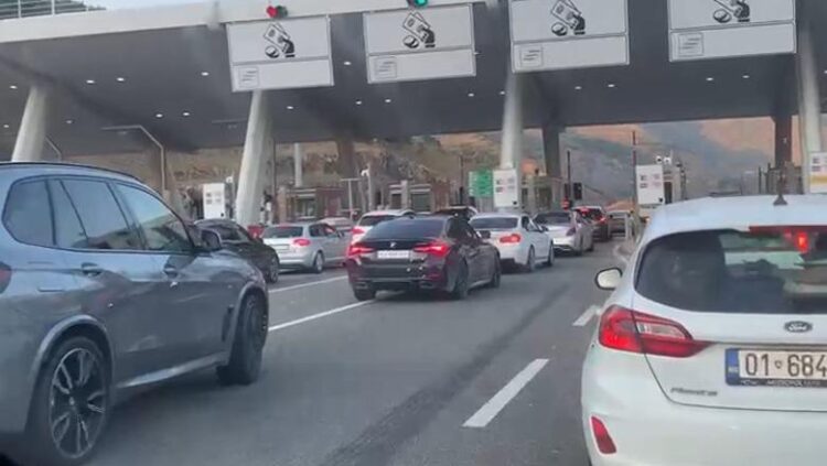 Shqiptarët e Kosovës kthehen në bregdetin tonë, fluks i lartë në Morinë