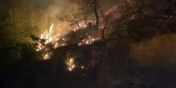 Flakët mbi Krujë, evakuohen banorët, zjarri 50 metra larg spitalit