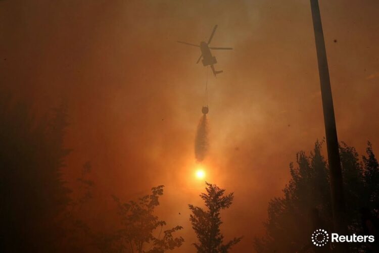 Zjarri në Krujë drejt shuarjes, dy helikopterë ndërhyjnë nga ajri