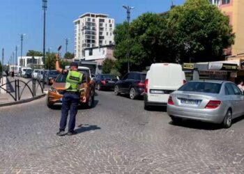Sezoni turistik/ Të gjithë drejt Shëngjinit, hëna nis trafik të rënduar në Lezhë