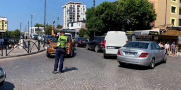 Sezoni turistik/ Të gjithë drejt Shëngjinit, hëna nis trafik të rënduar në Lezhë