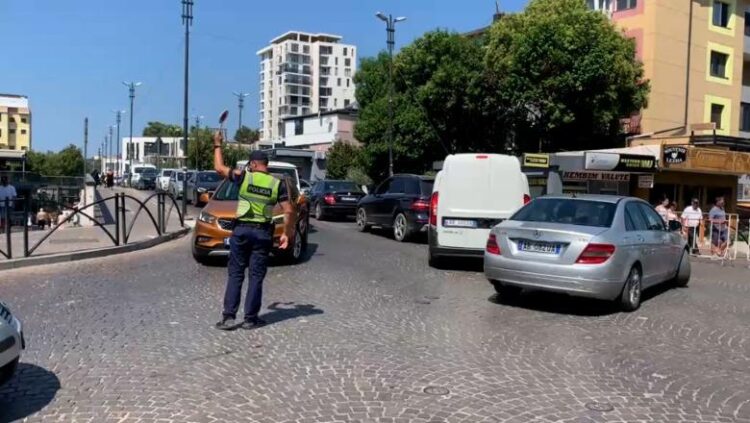 Sezoni turistik/ Të gjithë drejt Shëngjinit, hëna nis trafik të rënduar në Lezhë