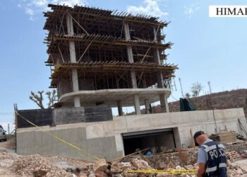 Po ndërtonte pa leje hotelin 5-katësh, pranga pronarit në Himarë, në kërkim shefi i IMT-së dhe 2 inspektorë