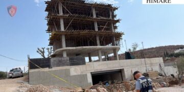 Po ndërtonte pa leje hotelin 5-katësh, pranga pronarit në Himarë, në kërkim shefi i IMT-së dhe 2 inspektorë