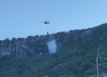Vazhdon beteja me flakët në Krujë/ Dy helikopterë të ushtrisë ndërhyjnë nga ajri