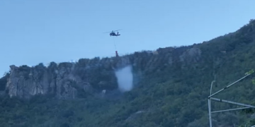 Vazhdon beteja me flakët në Krujë/ Dy helikopterë të ushtrisë ndërhyjnë nga ajri