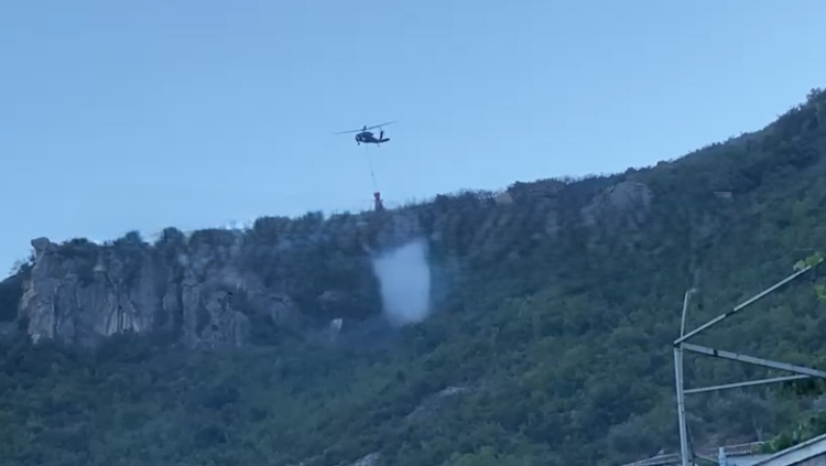 Vazhdon beteja me flakët në Krujë/ Dy helikopterë të ushtrisë ndërhyjnë nga ajri