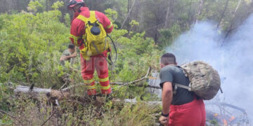 Vazhdon zjarri në Drenie të Patosit, gjatë natës flakët iu afruan shtëpive