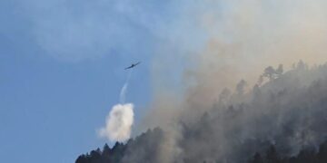 Zjarri në Gurë-Lurë, dërgohen dy helikopterë dhe 2 avionë ‘Air Tractor’ për shuarjen