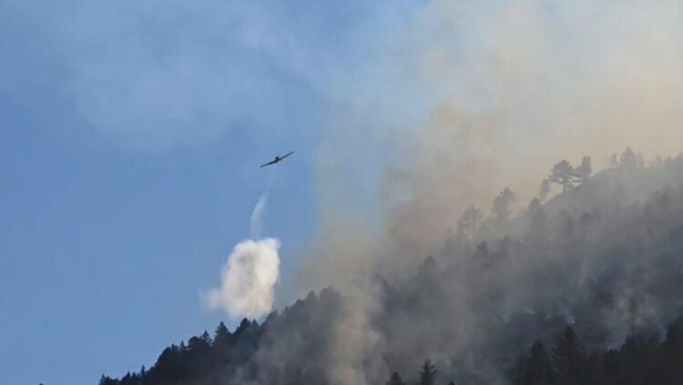 Zjarri në Gurë-Lurë, dërgohen dy helikopterë dhe 2 avionë ‘Air Tractor’ për shuarjen