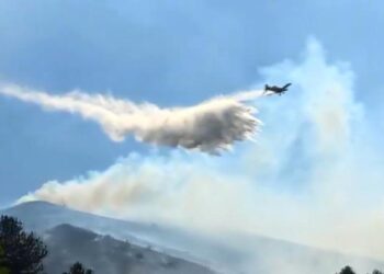 Vazhdon zjarri në Parkun e Lurës, aktivizohet avioni ‘Air Tractor’ për shuarjen
