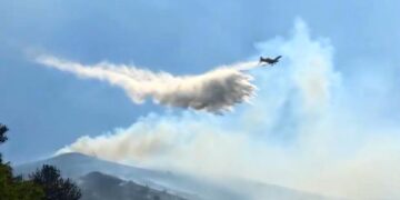 Vazhdon zjarri në Parkun e Lurës, aktivizohet avioni ‘Air Tractor’ për shuarjen
