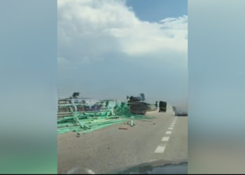Kamioni përplaset me barrierat në Vlorë, dërrasat e ndërtimit bien në asfalt