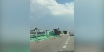 Kamioni përplaset me barrierat në Vlorë, dërrasat e ndërtimit bien në asfalt