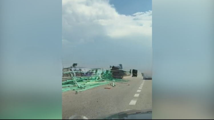Kamioni përplaset me barrierat në Vlorë, dërrasat e ndërtimit bien në asfalt