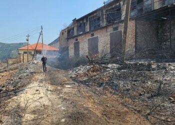 Zjarri djeg linjën e tensionit të lartë, një lagje në Krujë mbetet pa energji
