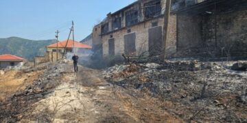 Zjarri djeg linjën e tensionit të lartë, një lagje në Krujë mbetet pa energji