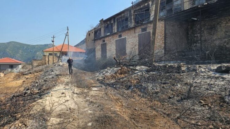 Zjarri djeg linjën e tensionit të lartë, një lagje në Krujë mbetet pa energji