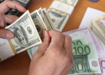 Këmbimi valutor/ Me sa blihen e shiten dollari dhe euro, çfarë ndodh me monedhat e tjera