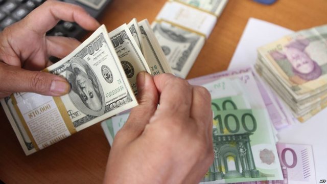 Këmbimi valutor/ Me sa blihen e shiten dollari dhe euro, çfarë ndodh me monedhat e tjera