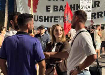 Deputetja që la PS-në shfaqet në krah të protestuesve te Kryeministria