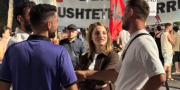 Deputetja që la PS-në shfaqet në krah të protestuesve te Kryeministria