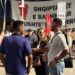 Deputetja që la PS-në shfaqet në krah të protestuesve te Kryeministria